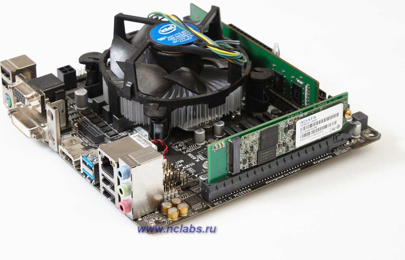 Адаптер M.2/PCIe, установленный в системную плату mini-ITX